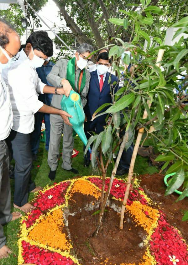 varunyadav___'s tweet photo. Chief Justice of India N.V RAMANA GARU planted saplings at rajbhavan along with MP RS @MPsantoshtrs garu &amp; #GreenIndiaChallenge co-founder @raghavtrs garu . Thank you N.V RAMANA Sir for being a part of our #GreenIndiaChallenge . #nvramana #Telangana #planttrees #SavePlanetEarth https://t.co/4vn9ortuUc