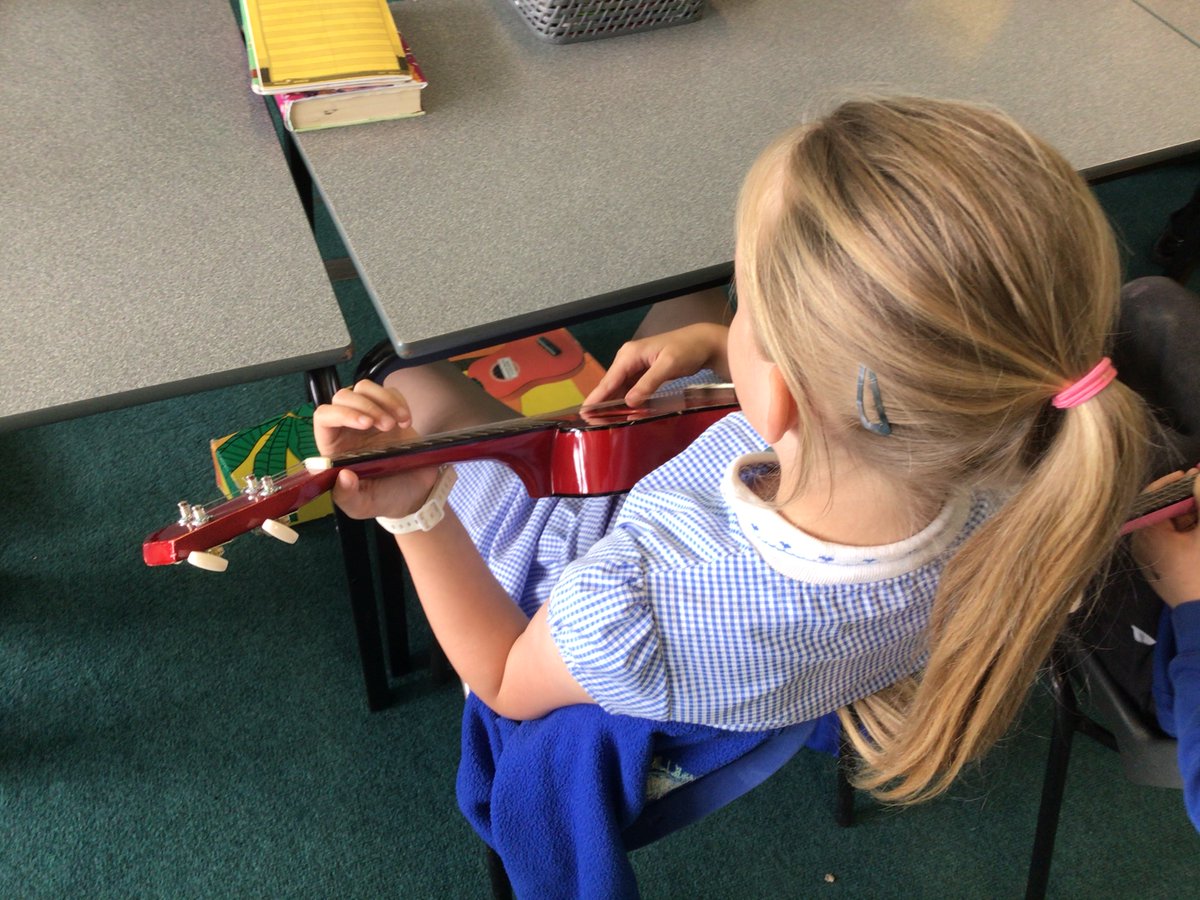 throckleyprim's tweet image. Year 4 had their first ukulele lesson today 🎶🎸🎤 They sounded fantastic! #UKEcandoit! #ThriveAtThrockley #ThrockleyMusicians