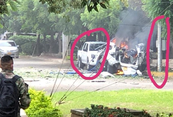 GustavoBolivar's tweet photo. ¿Alguien sabe la marca de la camioneta que está detrás del carro bomba?
Es para sugerir respetuosamente a la UNP que les pongan de esas a los líderes sociales. 
#AtentadoEnCucutaEs https://t.co/3ACXSAiD2o