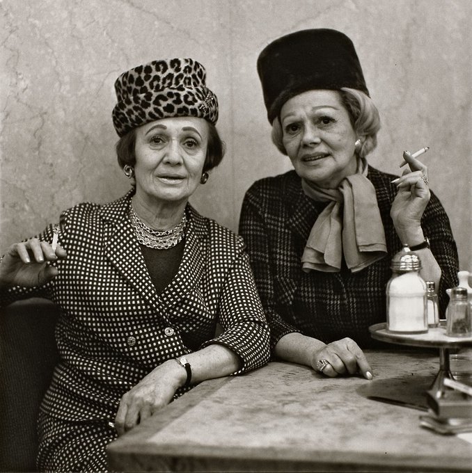 womensart1's tweet image. US photographer Diane Arbus,Two Ladies at the Automat, NYC,1966 #womensart