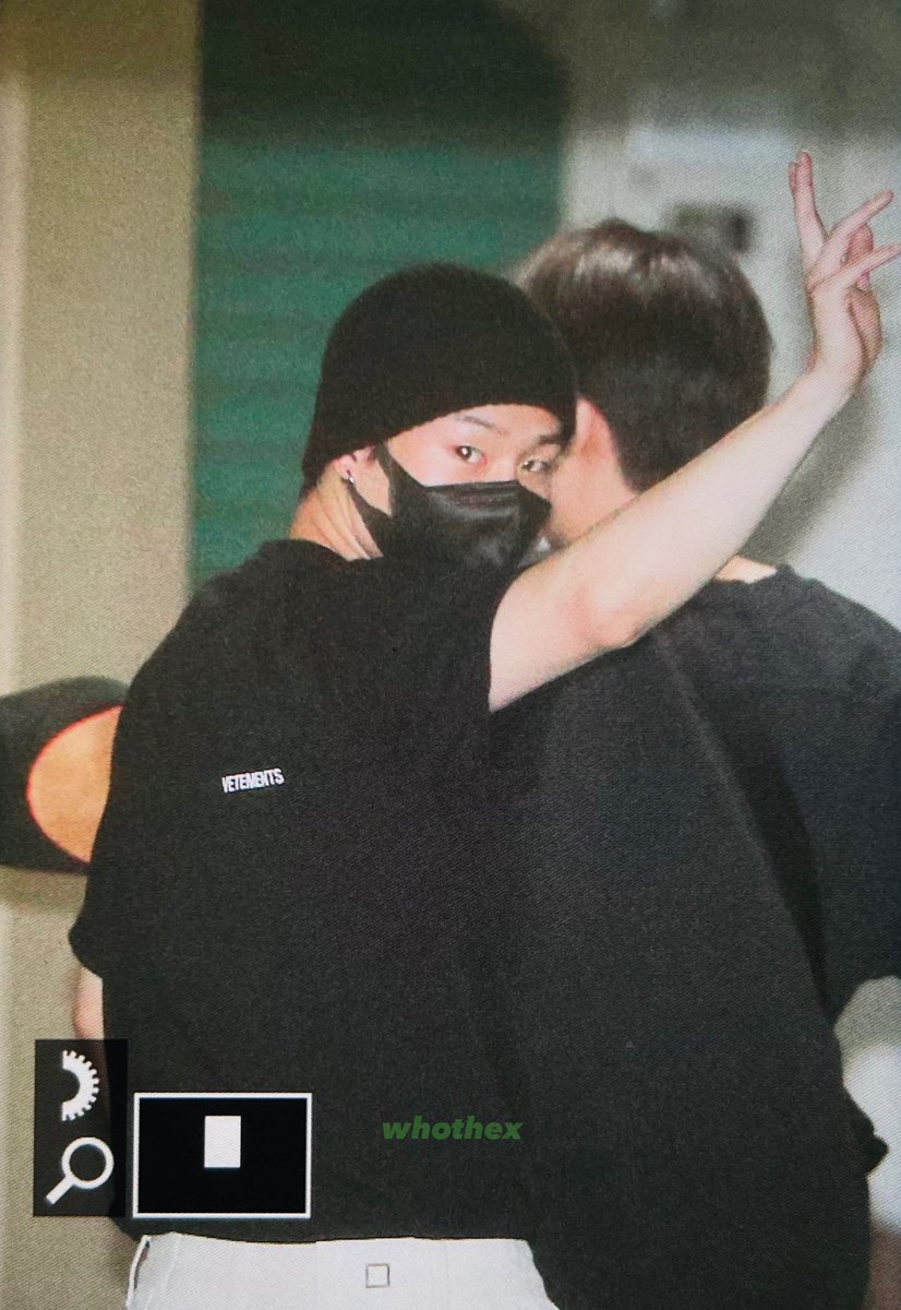 whothex_jh's tweet photo. 210616 🙋🏻‍♂️✌🏻🖤 #주헌 #JOOHONEY https://t.co/fgMzJavmAd