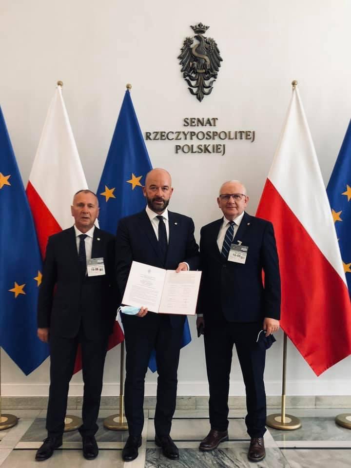 SutrykJacek's tweet photo. W Warszawie w @PolskiSenat u Marszałka @profGrodzki i przedstawicieli Komisji Samorządu Terytorialnego i Administracji Państwowej. Samorządowcy z całego kraju podpisali porozumienie za dobrym, polskim samorządem. Będziemy zabiegać o dobre prawo i inicjatywy dla samorządów. https://t.co/yoa4T7fFlz