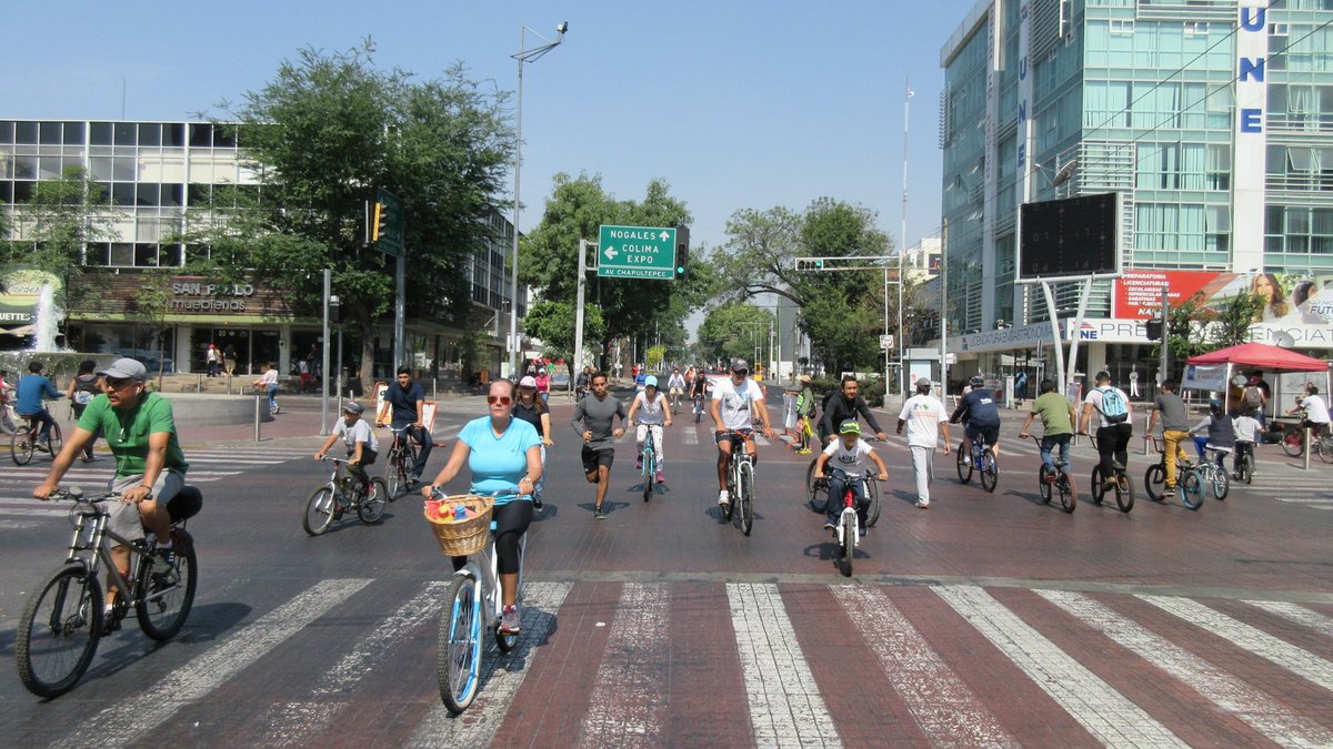 Penalosa_G's tweet photo. Images from Guadalajara, Mexico. Not just during pandemic; before, during, after, 52 Sundays, 65 Km/40mi, over 400,000 People all ages &amp; backgrounds walk, run, slow bike, chat &amp; shop. #OpenStreets, every city, everywhere. #DoItNow #ActiveTO #BloorYonge July-Aug. https://t.co/tNCZuk2Ltt