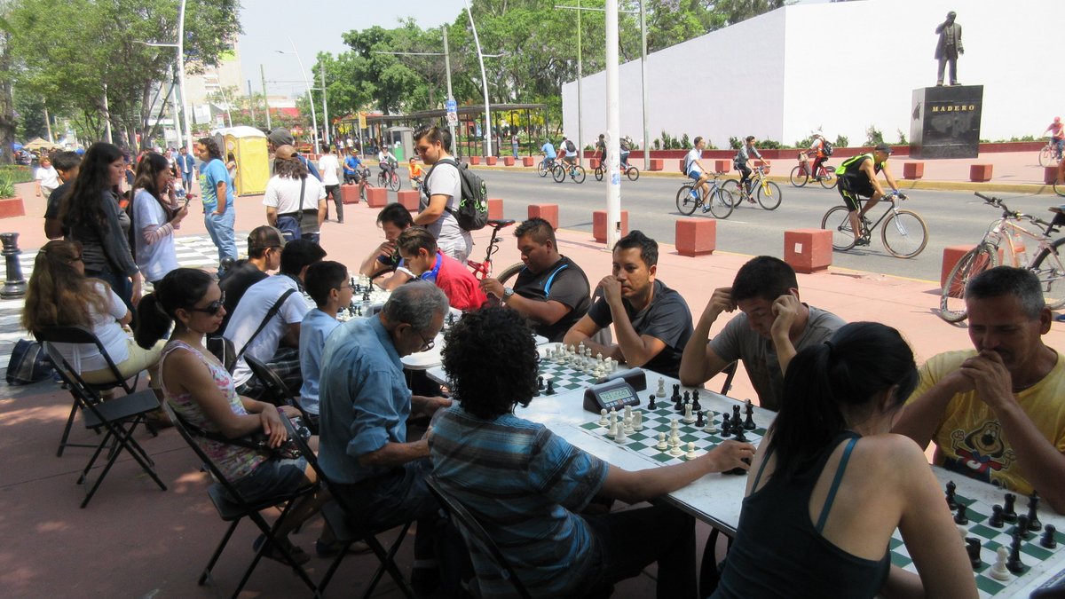Penalosa_G's tweet photo. Images from Guadalajara, Mexico. Not just during pandemic; before, during, after, 52 Sundays, 65 Km/40mi, over 400,000 People all ages &amp; backgrounds walk, run, slow bike, chat &amp; shop. #OpenStreets, every city, everywhere. #DoItNow #ActiveTO #BloorYonge July-Aug. https://t.co/tNCZuk2Ltt