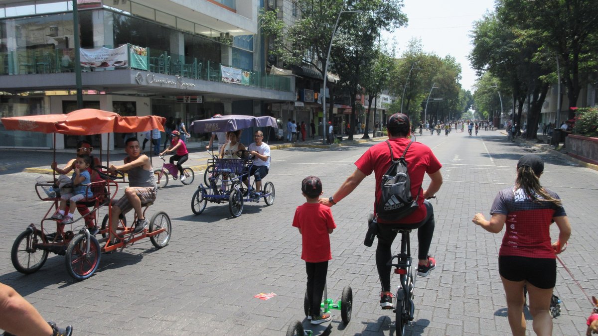 Penalosa_G's tweet photo. Images from Guadalajara, Mexico. Not just during pandemic; before, during, after, 52 Sundays, 65 Km/40mi, over 400,000 People all ages &amp; backgrounds walk, run, slow bike, chat &amp; shop. #OpenStreets, every city, everywhere. #DoItNow #ActiveTO #BloorYonge July-Aug. https://t.co/tNCZuk2Ltt