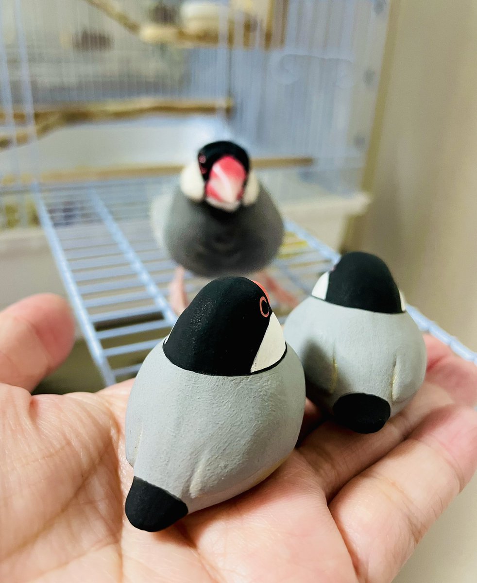 #新宿ことり博 に送る商品を作ってます。いつもの感じで博多人形が並んでると思うので宜しくお願い致します。