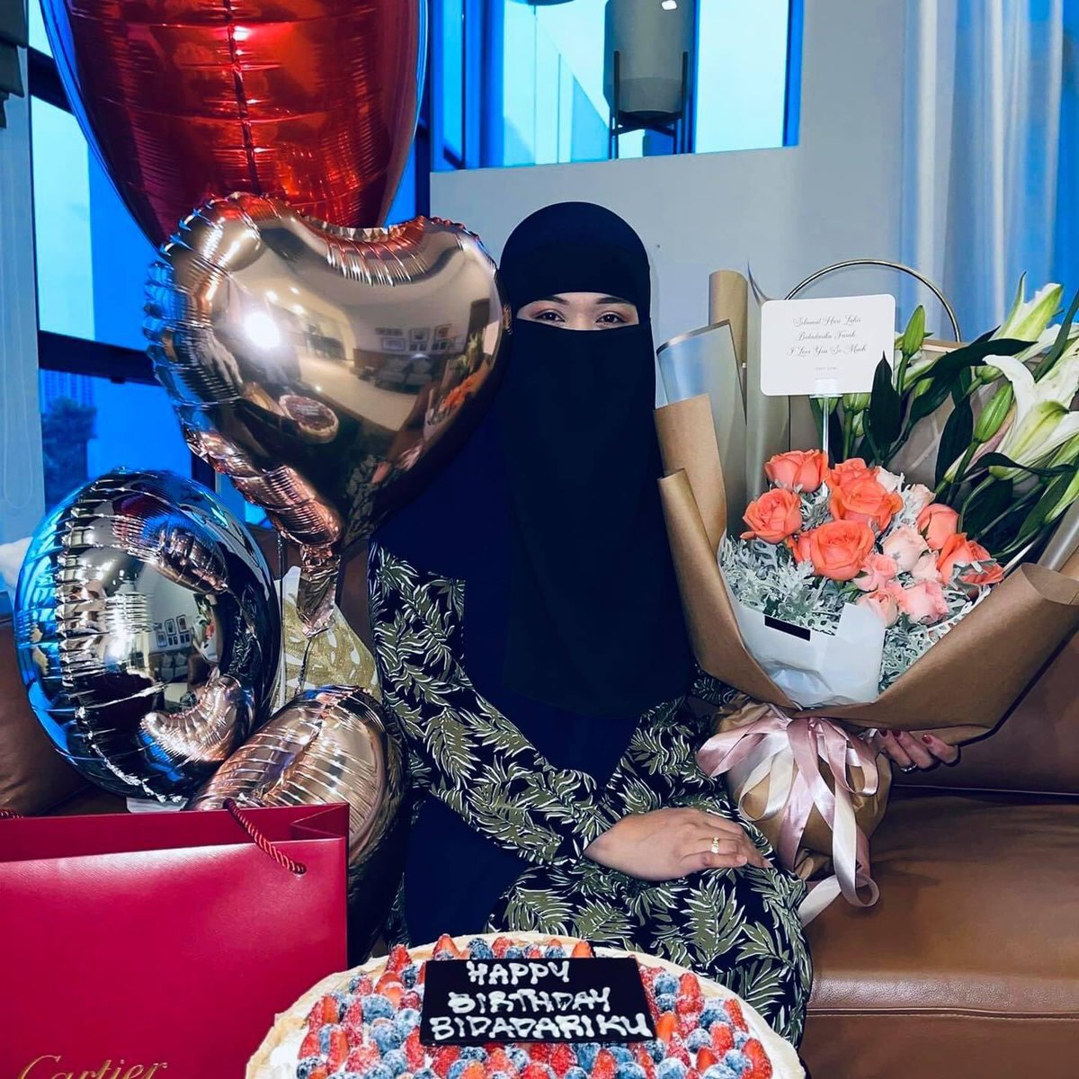 Ebitlew_'s tweet photo. Selamat hari lahir bidadariku. Sorry sayang abang tiada di rumah. Masih berada jauh. Syukur sempat buat kejutan buatnya. 

I love you bidadariku sayang. Rindu teramat sangat. Terima kasih Allah memberi diriku bidadari yang sangat baik dan dialah penguat diriku. https://t.co/ga9MCpDH5J