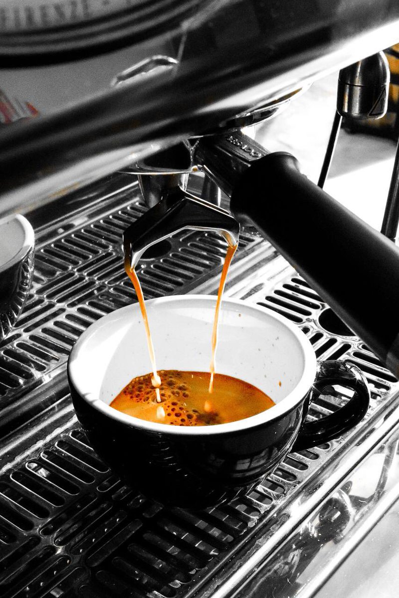 فلات وايت #كايا ☕️🎈:
 حجم الكوب 150 مل ✨
 عبارة عن  24 جرام شوت اسبريسو نضيف له حليب مبخر تبخير خفيف، و طعم الاسبريسو واضح وبلا شك لـذيذ 💯