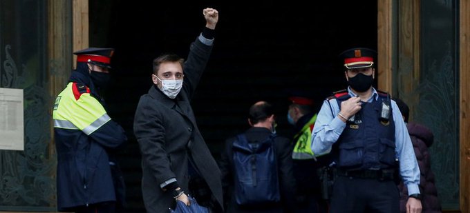 Condenan en Catalunya a cinco años de prisión a Marcel Vivet por el lanzamiento de pintura y polvos ‘holi’ a los Mossos, una acción que la Audiencia de Barcelona califica como ‘guerrilla urbana’, durante un acto de boicot contra Jusapol naiz.eus/eu/info/notici…