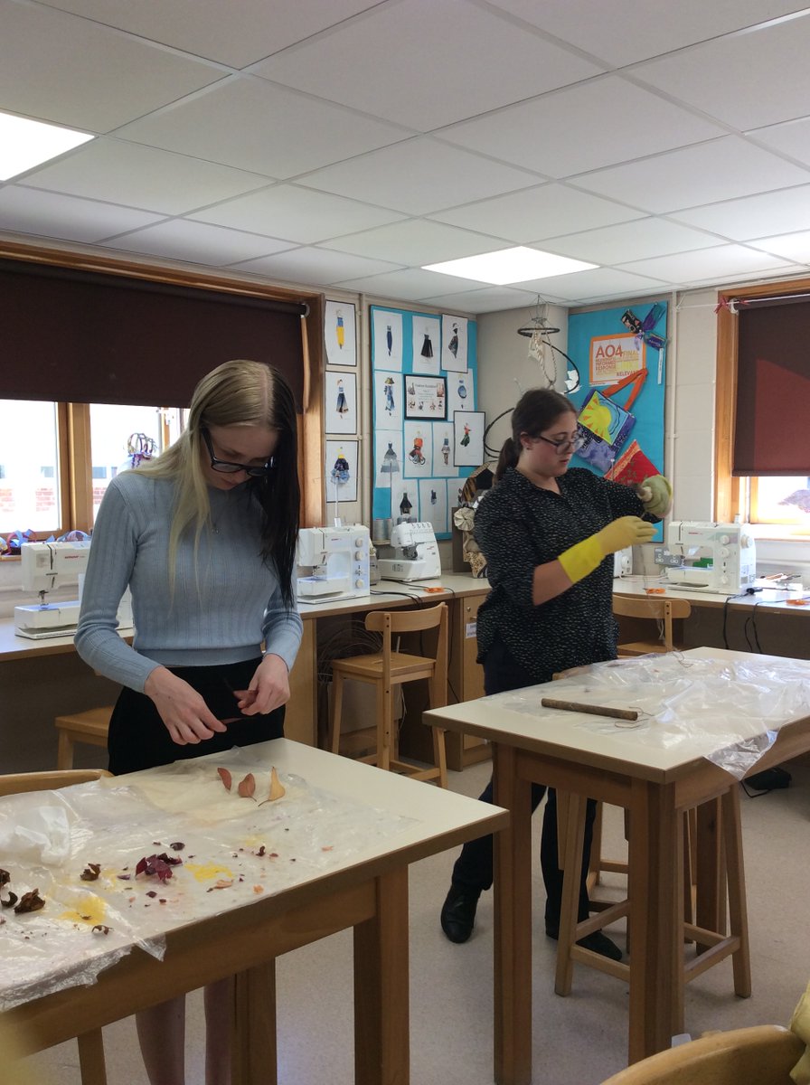 PipersArts's tweet image. Year 12 have started learning about eco printing with our  in house expert, Textiles technician, Mrs Ramsay. Over the next 3 weeks they will be eco printing and eco dying in various different ways with leaves from the Pipers site. #PiperSixthform #PipersSenior @PipersCornerSch