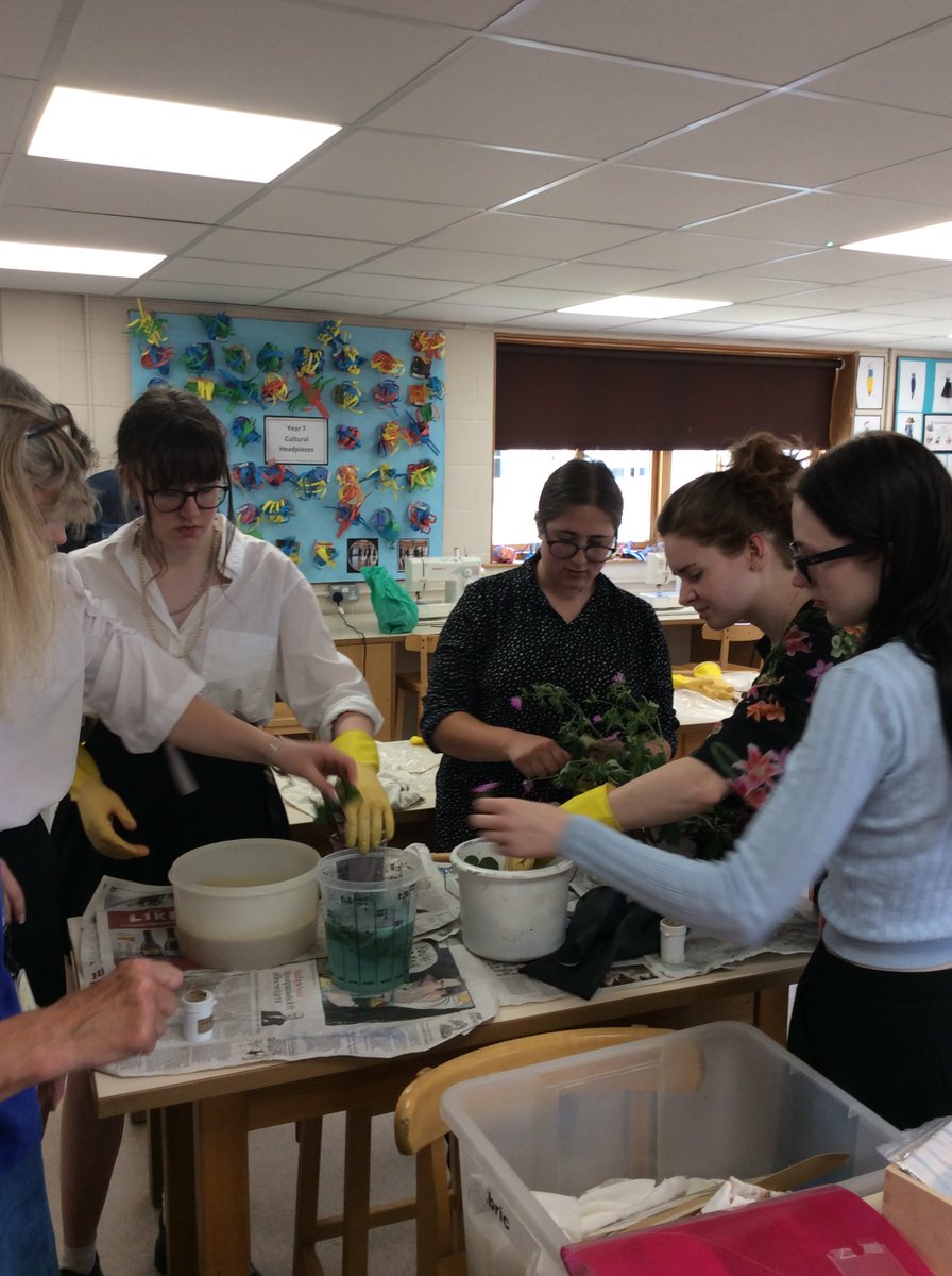 PipersArts's tweet image. Year 12 have started learning about eco printing with our  in house expert, Textiles technician, Mrs Ramsay. Over the next 3 weeks they will be eco printing and eco dying in various different ways with leaves from the Pipers site. #PiperSixthform #PipersSenior @PipersCornerSch
