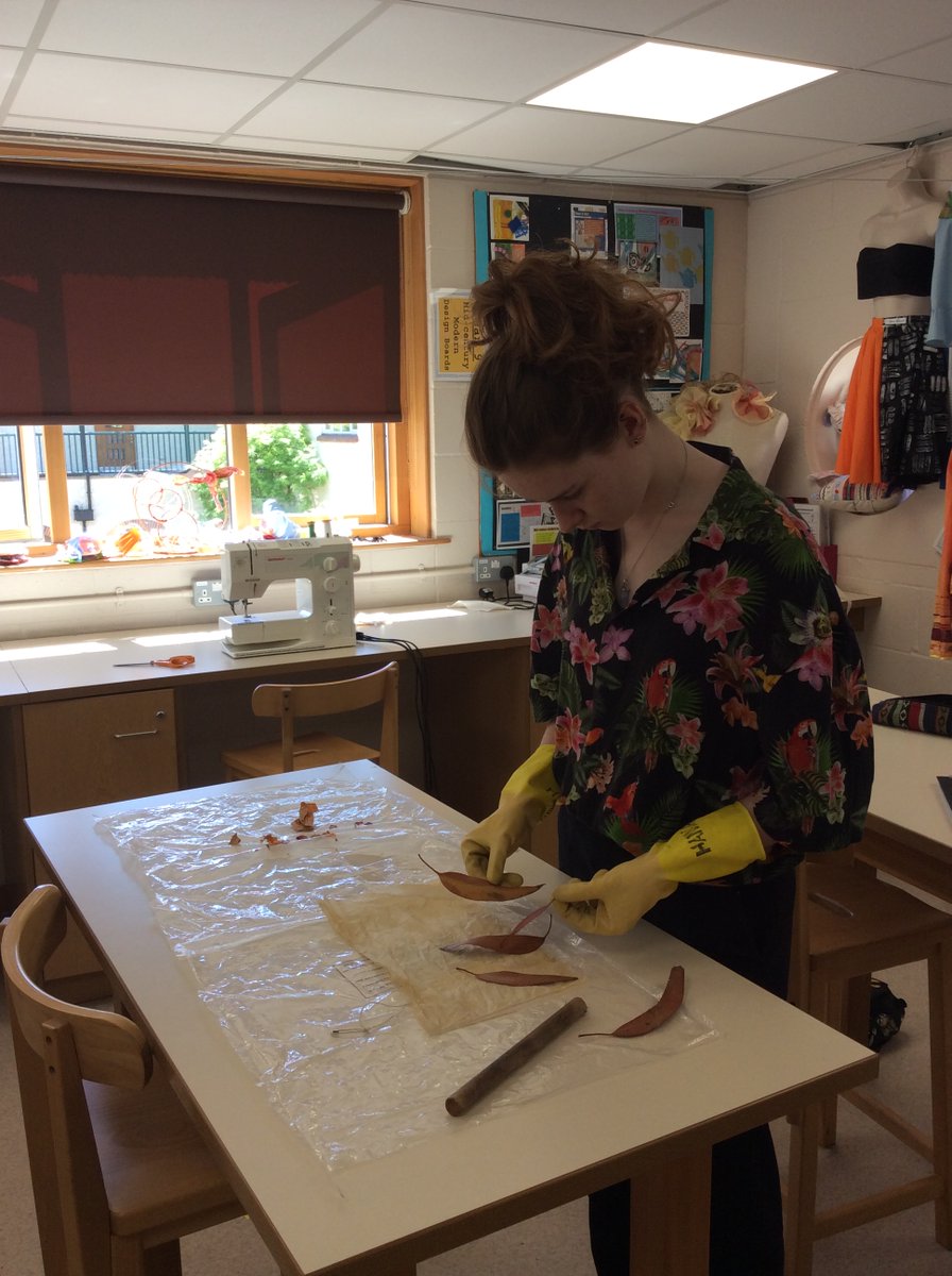 PipersArts's tweet image. Year 12 have started learning about eco printing with our  in house expert, Textiles technician, Mrs Ramsay. Over the next 3 weeks they will be eco printing and eco dying in various different ways with leaves from the Pipers site. #PiperSixthform #PipersSenior @PipersCornerSch