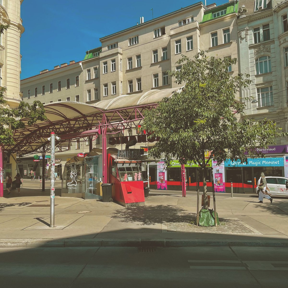 Es ist allerhöchste Zeit, etwas gegen die Klima- und Hitzekrise zu unternehmen und die Josefstadt klimafit zu machen. Darum handeln wir jetzt mit der Neugestaltung des Trude-Waehner-Platzes: Raus aus dem Asphalt!
ots.at/presseaussendu…