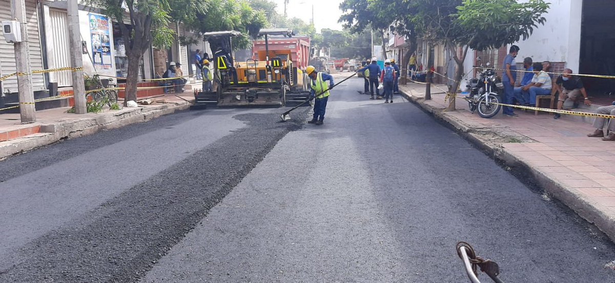 secinfracucuta's tweet photo. 🚧 #DiciendoYHaciendo | Avanzan las labores de recuperación vial en #Cúcuta. 

Desde el lote 2 de intervención se recupera en su totalidad la calle 6 entre avenidas 8 y 9 del centro de la ciudad. 

#NoParamosDeTrabajar #CúcutaEstrategiaDeTodos https://t.co/s6QJTR4gKO