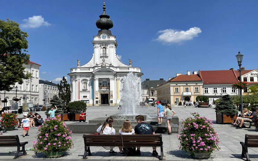 wadowiceonline's tweet image. Fontanna na wadowickim rynku w końcu tryska. Przyda się, idą upały: tinyurl.com/yzkey4d3

#wadowice #fontanna #rynek #bryza @KalinskiBartosz
