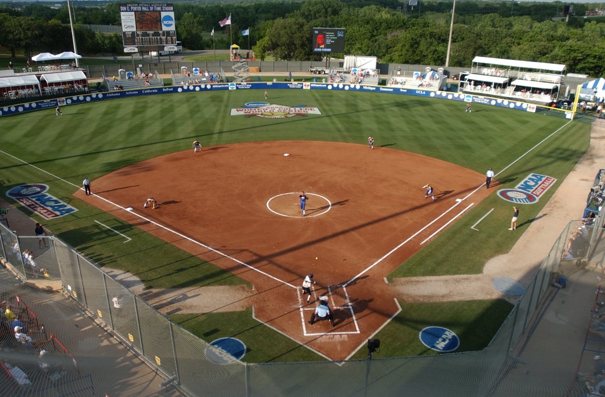 NCAASoftball's tweet image. 👀 then 
🆚
👀 now

#WCWS