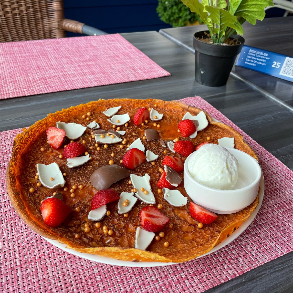 Speciaal in het teken van het #EK2020  hebben we een hele mooie #Oranje Pannenkoek gemaakt. Heerlijk met verse aardbeien , kinderbueno en vanille-ijs. #hmmm #pancakes #creations #huphollandhup