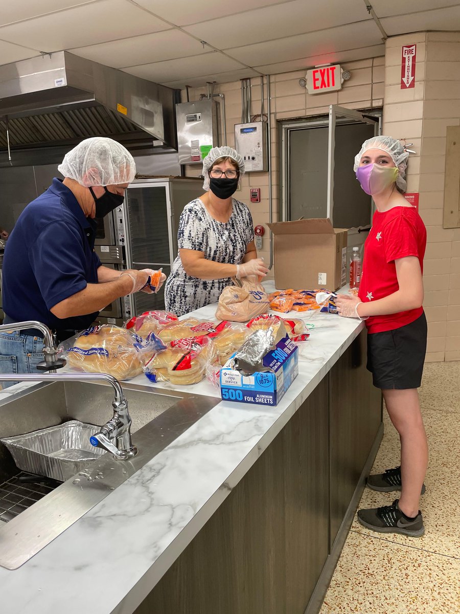 StTrinitychurch's tweet photo. A few of our members had the opportunity to #volunteer with @FamFlint this past Sunday! They #served and #prepared meals. https://t.co/KolvdPJ9DF