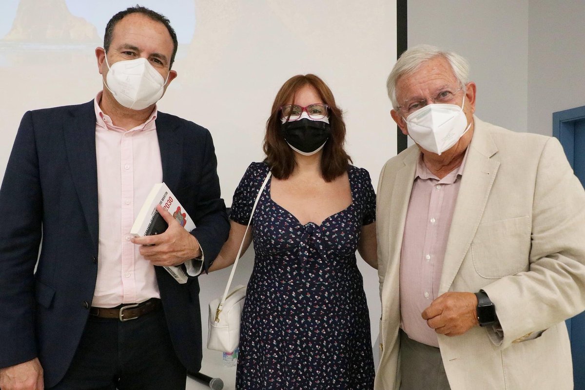 MercheAlhaurin's tweet photo. En #Diálogos de #Alhaurin Con dos grandes del #periodismo y mucho que aprender de ellos Gracias @ManoloCastillo y #FernandoJauregui Me faltó foto con @sergiomartin , otro grande #Periodismo2030 , loca por tener el libro https://t.co/fU8XZmBFRU