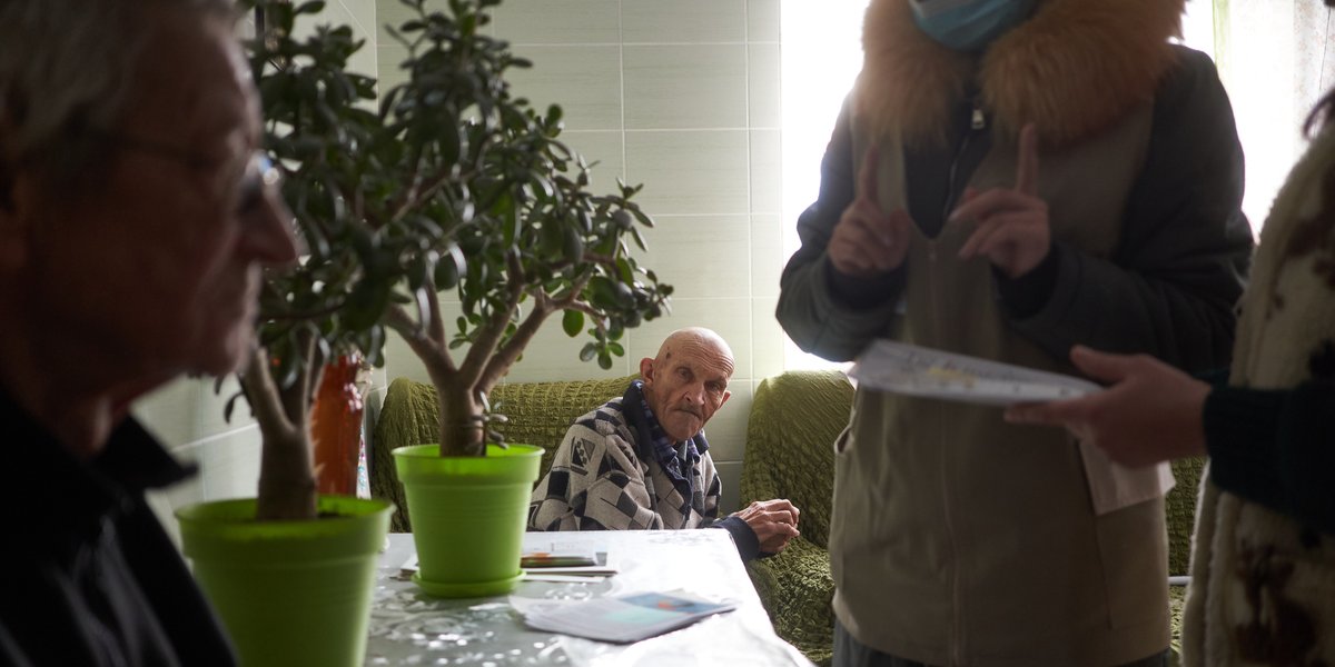 premiereurgence's tweet image. 📣 #FacesOfConflict #Longformat
L’exposition « #𝗨𝗸𝗿𝗮𝗶𝗻𝗲 : 𝗹𝗲𝘀 𝘃𝗶𝘀𝗮𝗴𝗲𝘀 𝗱𝘂 𝗰𝗼𝗻𝗳𝗹𝗶𝘁 » touche à sa fin. Merci d’avoir été au rendez-vous !
Vous avez manqué l’expo ? Découvrez le long format en ligne 👉 bit.ly/3i06jmI
Projet soutenu par @eu_echo