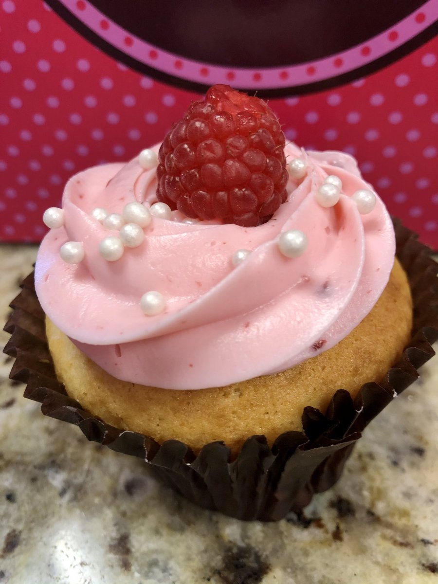 SmallCakesNDH's tweet photo. It’s #NationalFudgeDay! Come enjoy our #HotFudgeSundae #ChocolateMallow &amp; #ChocolateCream #Cupcakes! We also have #CaramelVanilla &amp; our #Raspberry #Amaretto #Cupcake! And #FathersDayCupcakes! Order pickup at 404-621-9634 or get #delivery thru @UberEats @Grubhub or @DoorDash! https://t.co/GbKjeeYtPK