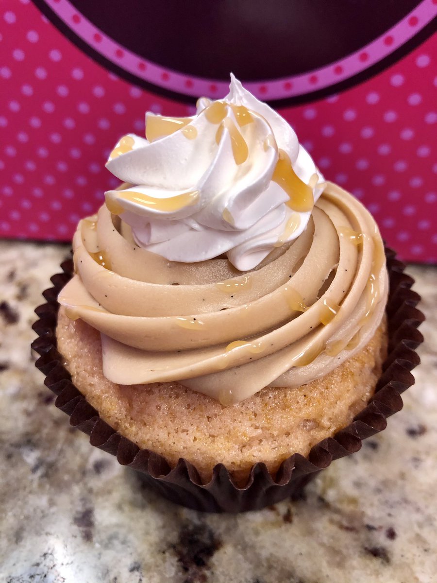 SmallCakesNDH's tweet photo. It’s #NationalFudgeDay! Come enjoy our #HotFudgeSundae #ChocolateMallow &amp; #ChocolateCream #Cupcakes! We also have #CaramelVanilla &amp; our #Raspberry #Amaretto #Cupcake! And #FathersDayCupcakes! Order pickup at 404-621-9634 or get #delivery thru @UberEats @Grubhub or @DoorDash! https://t.co/GbKjeeYtPK