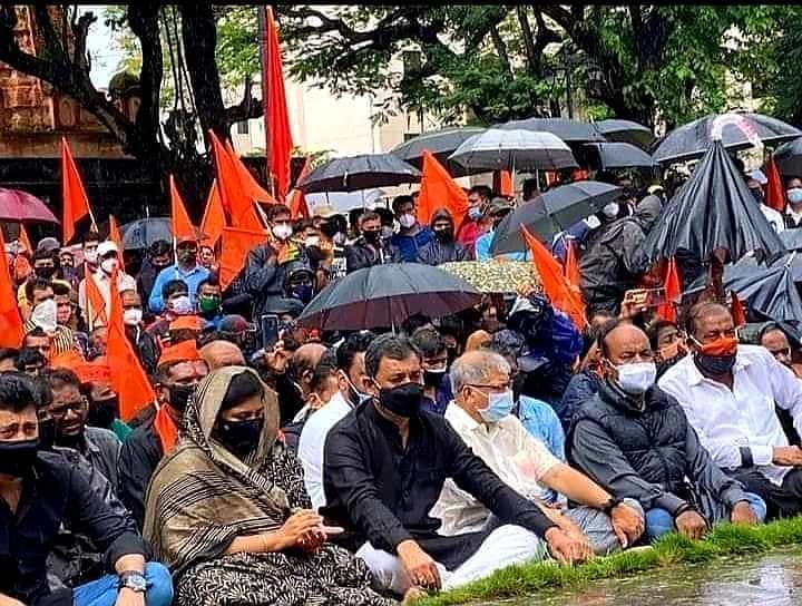 drunkmonk24's tweet photo. आज कोल्हापुरात मराठा समाजाच्या आरक्षणप्रश्नी खा. संभाजी महाराज यांच्या नेतृत्वाखाली आयोजित मराठा आरक्षण मूक मोर्चात वंचित बहुजन आघाडीचे अध्यक्ष ऍड. प्रकाश आंबेडकर सहभागी झाले आहेत. छ. शाहू महाराज यांच्या समाधीस्थळाला अभिवादन करून ह्या मोर्च्याला सुरुवात झाली.
#MarathaReservation https://t.co/xZf0TsUjc0