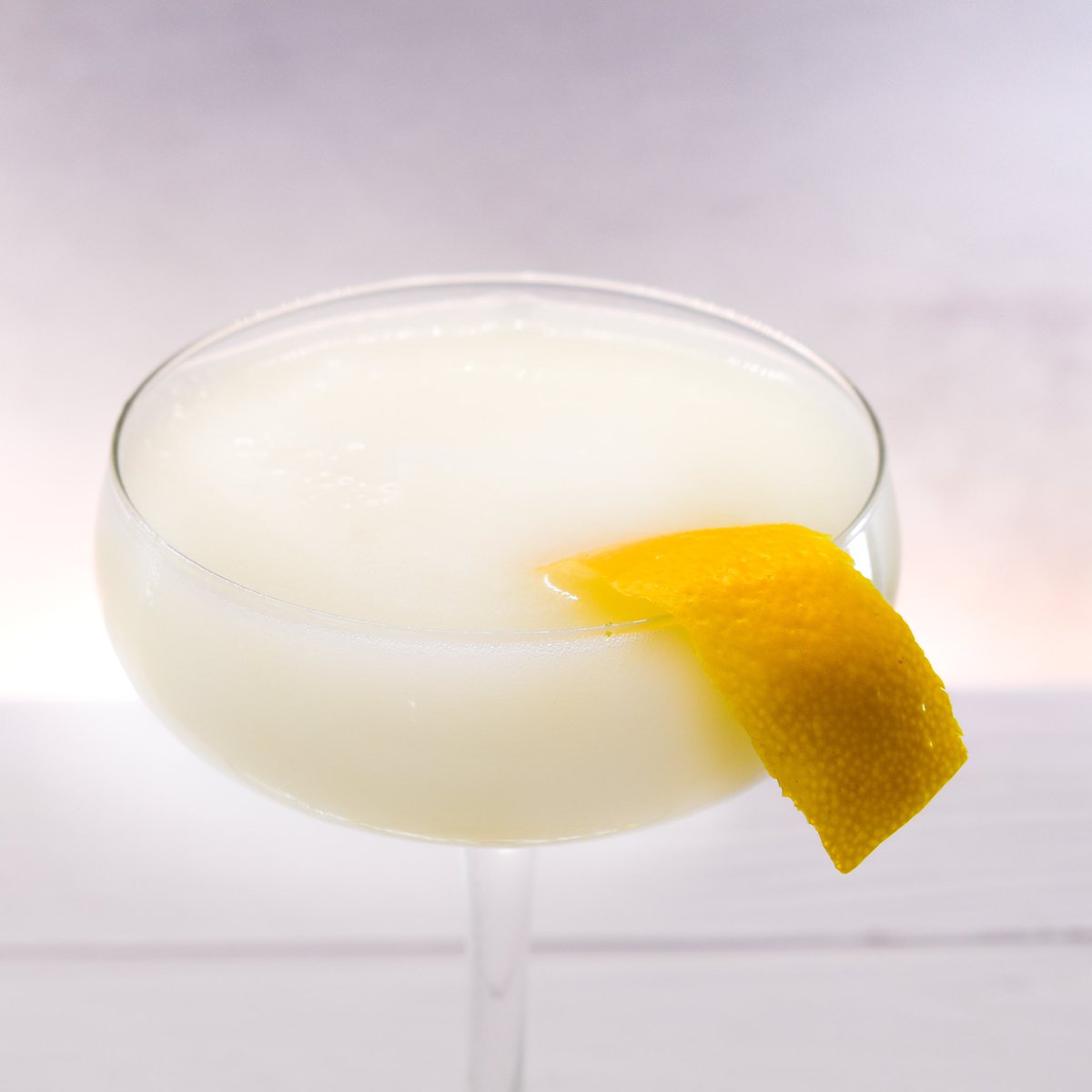 Our majestic White Lady... made with the Queen of London Dry Gins. Enjoy while the sunshine lasts! (Recipe on last post).

#ealinggin #ealingdistillery #queenoflondondrygins #cocktailrecipe #summer2021
