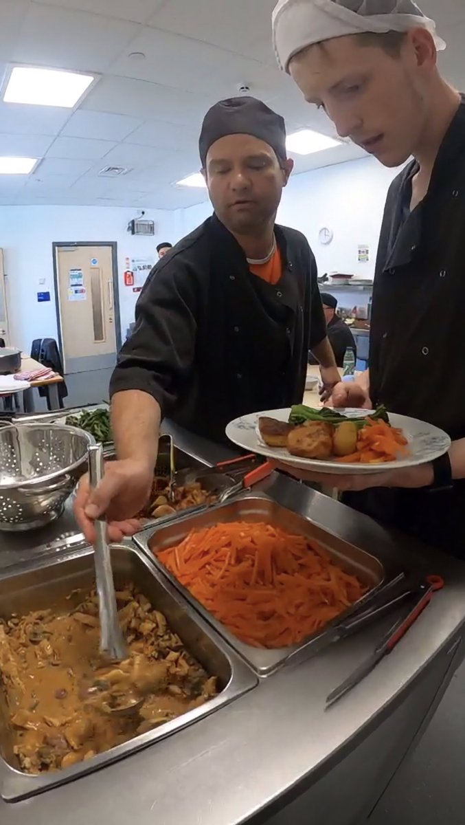 Ganton_Hull's tweet photo. Today we welcomed @EmmaHardyMP to school to help us cook a thank you meal with ingredients supplied by @soanespoultry for @NHSEnglandMedia nurses from Hull. https://t.co/7IOlKcERnm