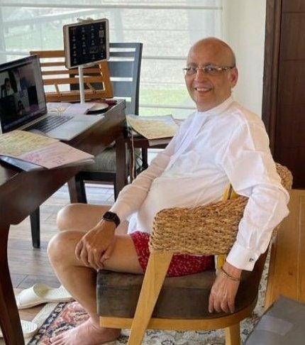 कॉंग्रेस के बड़े नेता और सुप्रीम कोर्ट के बडे वकील सिंघवी

यही कोंग्रेस का हाल है
ऊपर कुछ नीचे कुछ,,, नहीं,,?🤣