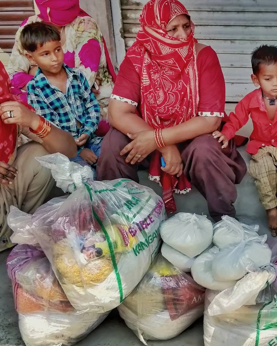imransitar's tweet photo. Distributed another lot of grocery packages to help around 60 different families of artists and musicians.
#pandemic #art #music #helpinghand #foodforthesoul #covid_19 #helpwanted #artmatters #supporteachother #lifeinpandemic #help #Artist #COVID #IndiaFightsCorona #india https://t.co/dkpg3MqKJE