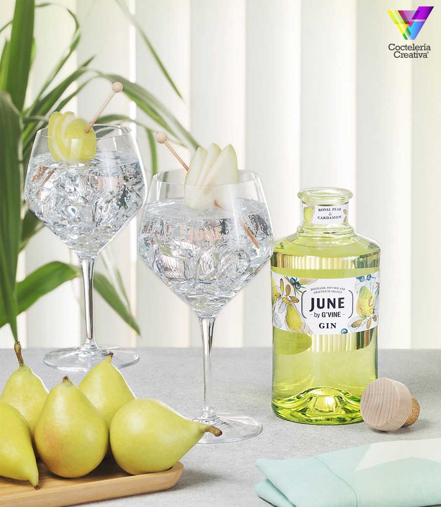 CreativeBar's tweet photo. ¿A que te apetece un 𝙅𝙪𝙣𝙚 & 𝙏𝙤𝙣𝙞𝙘? Es muy fácil de preparar: llena una copa con hielo, añade June Pera y Cardamomo y tu tónica favorita. Decora con un carpaccio de pera🍐 ¡y disfruta! https://t.co/I0KZ2q1yb9 #JuneGinLiqueur #foreverinsummer #ICONSpirits #JuneRoyalPear https://t.co/f6EbbKwFDE