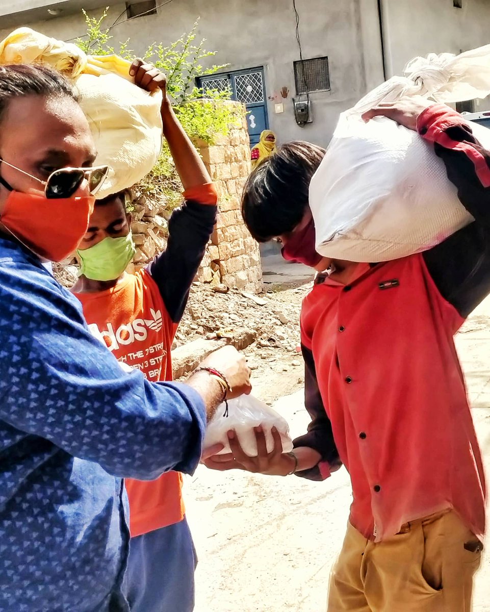 imransitar's tweet photo. Distributed another lot of grocery packages to help around 60 different families of artists and musicians.
#pandemic #art #music #helpinghand #foodforthesoul #covid_19 #helpwanted #artmatters #supporteachother #lifeinpandemic #help #Artist #COVID #IndiaFightsCorona #india https://t.co/dkpg3MqKJE