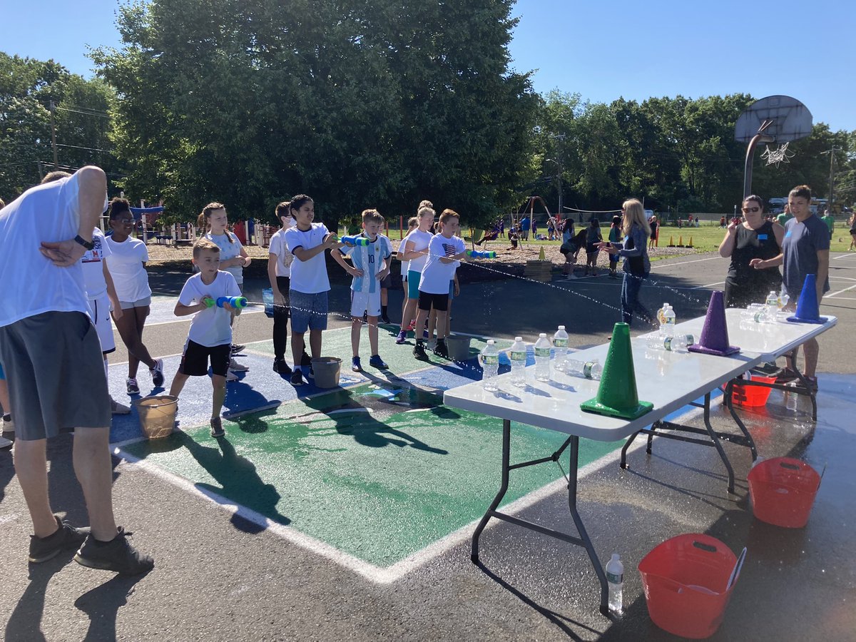 JenJames21's tweet photo. It’s a beautiful day for 5th grade field day! Thank you WPTO! @WindyWhales @PrincipalJHill https://t.co/JIyleojzx1