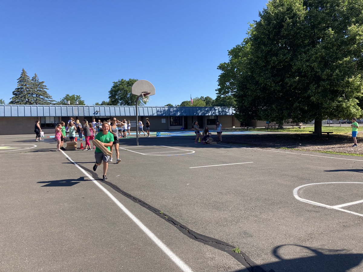 JenJames21's tweet photo. It’s a beautiful day for 5th grade field day! Thank you WPTO! @WindyWhales @PrincipalJHill https://t.co/JIyleojzx1