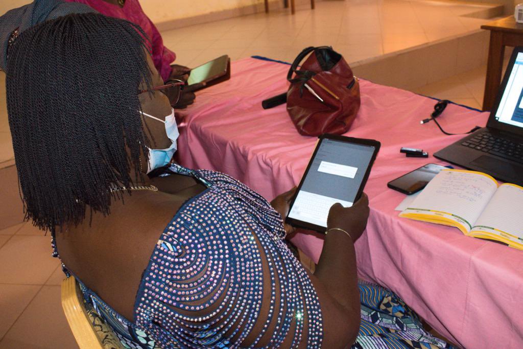 unfpa_benin's tweet photo. Dans le cadre du projet "Appui à la continuité des services de santé maternelle et néonatale dans le contexte #Covid19", #ANSSP et @unfpa_benin outillent et forment 2⃣5⃣ sages-femmes des maternités #SONU et ZS du Borgou, Atacora & de l'Alibori à la collecte numérique des données https://t.co/EsiLYCbGsA