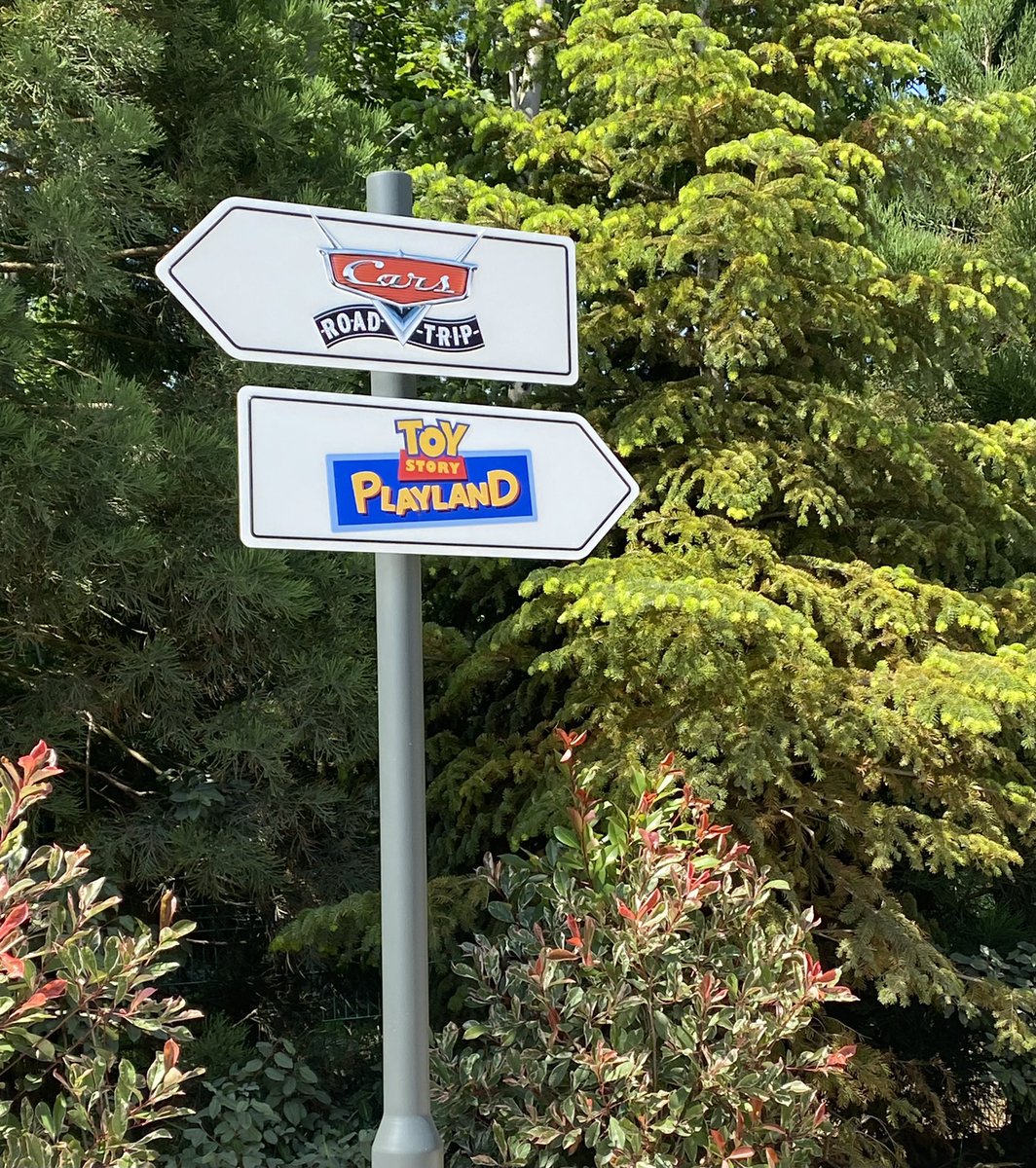 Stephane_SQRL's tweet photo. Quelle que soit la direction choisie, la magie✨est bien au bout du chemin @DisneylandParis !   Enfin ! Que c’est  bon d’être de retour !!! 😁 #myWDSmoment #magicIsBack #WaltDisneyStudios #carsroadtrip https://t.co/n6E58GhQwm