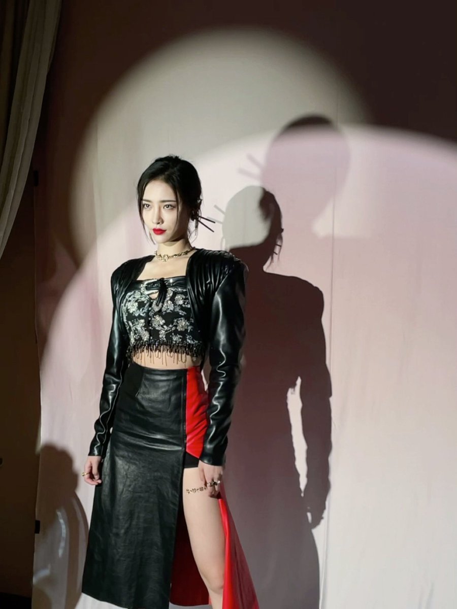 b1995921's tweet photo. 许佳琪这打扮有股艺伎的感觉了 https://t.co/vN4xBzV6Om
