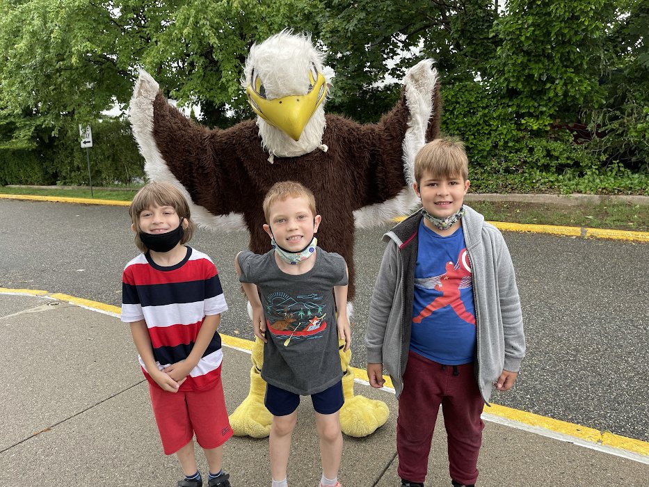 Waverly first graders went on a scanger hunt and looked for clues. They discovered words to make sentences. #eufsdexcellence <a href="/EUFSDHumanities/">Eastchester Humanities</a> <a href="/glasr333/">Rob Glass</a>