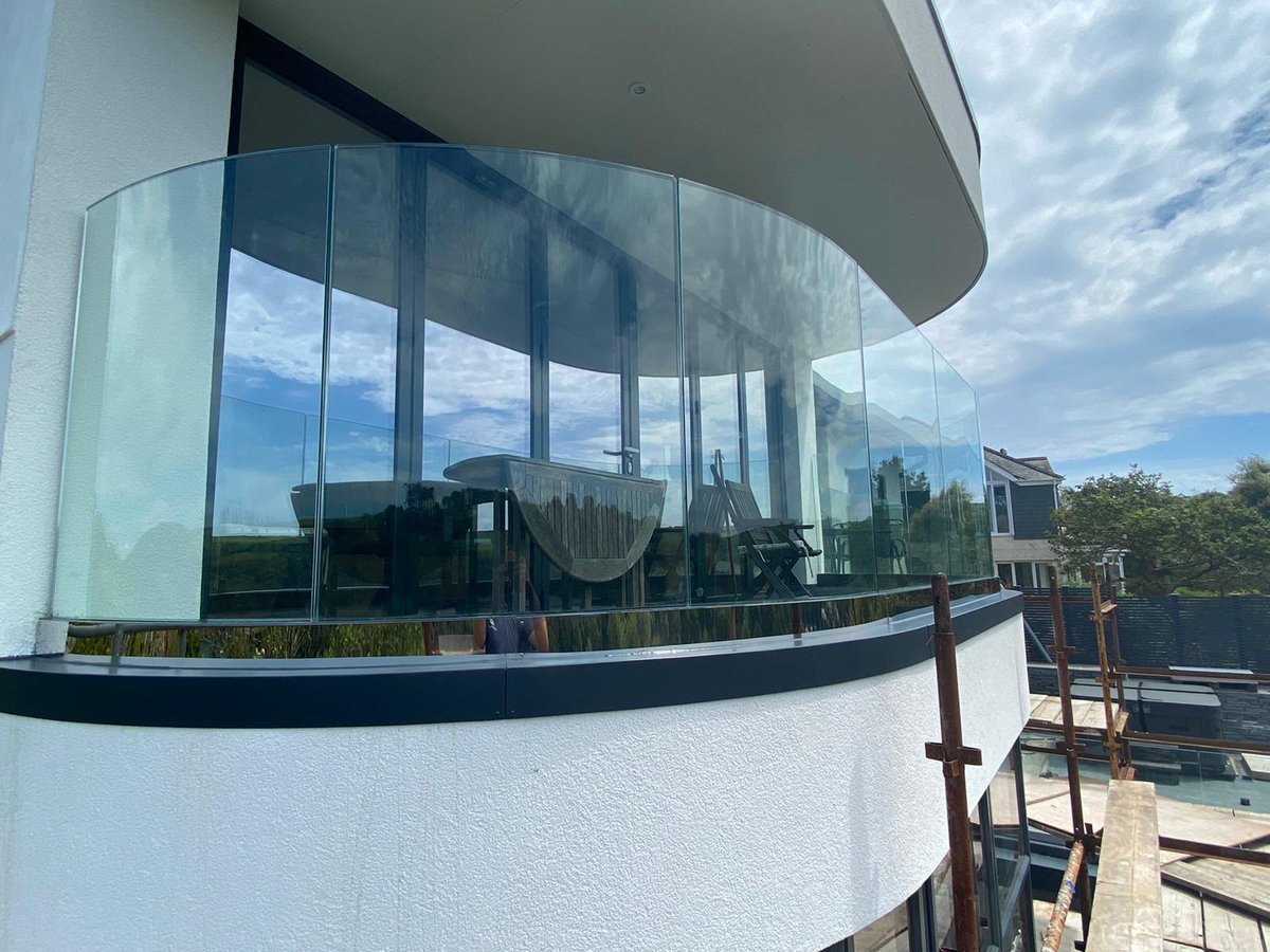 AceEngCornwall's tweet photo. @SGP_Ltd Perfect example right here of curved toughened laminate glass supplied by SGP.  #architecturalmetalwork   
#glassbalustrade #curvedflashings https://t.co/eFTb8kmI92