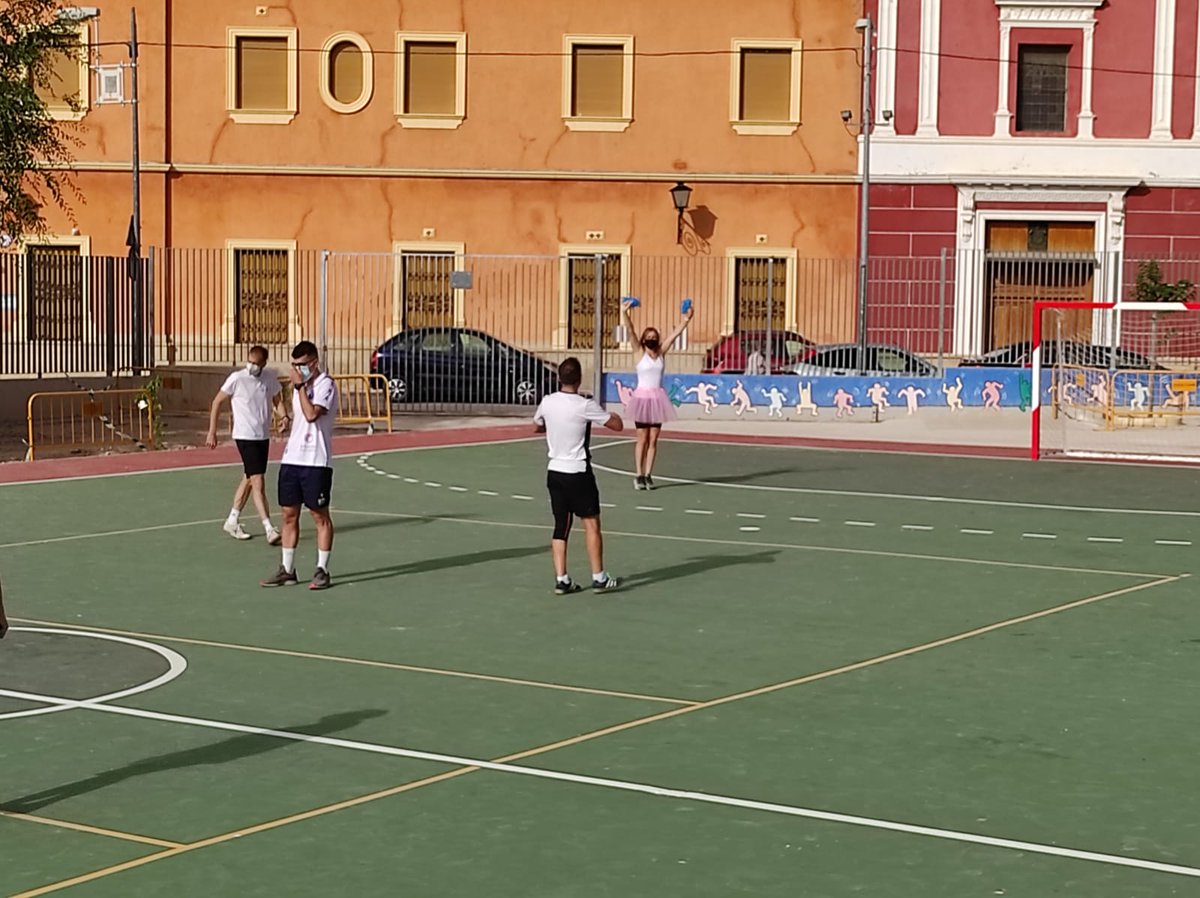 CbmSra's tweet photo. ⚽ PARTIDO MAESTR@S-ALUMN@S 6° ED. PRIMARIA ⚽
Ayer nuestros alumnos de 6° Ed. Primaria disfrutaron del tradicional partido maestr@s  vs alumn@s con las medidas de seguridad pertinentes. 
Una gran oportunidad de convivencia que  disfrutaron al maximo. 😊 https://t.co/pEb6kPPI0J