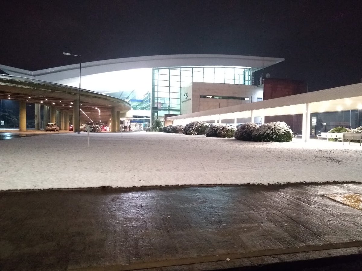 AeropuertosAR's tweet photo. ❄️ ¡Así amaneció el Aeropuerto de Córdoba! ☃️

#córdoba #nevada #nevando https://t.co/n0R9PQ1iH6