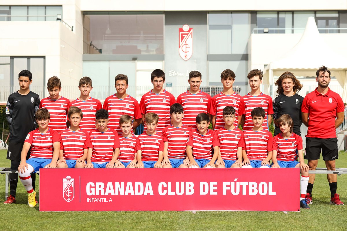 GranadaCF's tweet photo. 📷 Y por último, los dos equipos infantiles y el cadete. 

Para todos nuestros equipos de la Escuela GCF 👏🏽👏🏽👏🏽👏🏽 https://t.co/aoPYL6DnGR