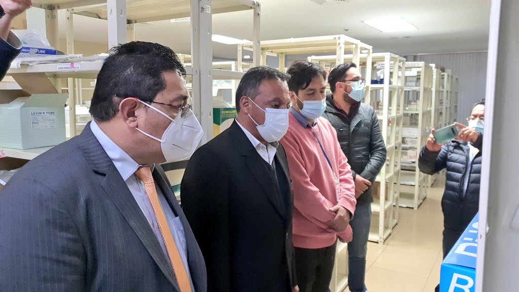 SaludImbabura's tweet photo. #Tulcán | Paul Pérez Saavedra, coordinador zonal 1 salud, visitó las instalaciones del hospital Luis G. Dávila, junto a Luis Morales, gerente (e) recorren las áreas de farmacia, emergencia y aislamiento, donde constata la calidad y transparencia de la atención #JuntosLoLogramos https://t.co/8twvWhbGuF