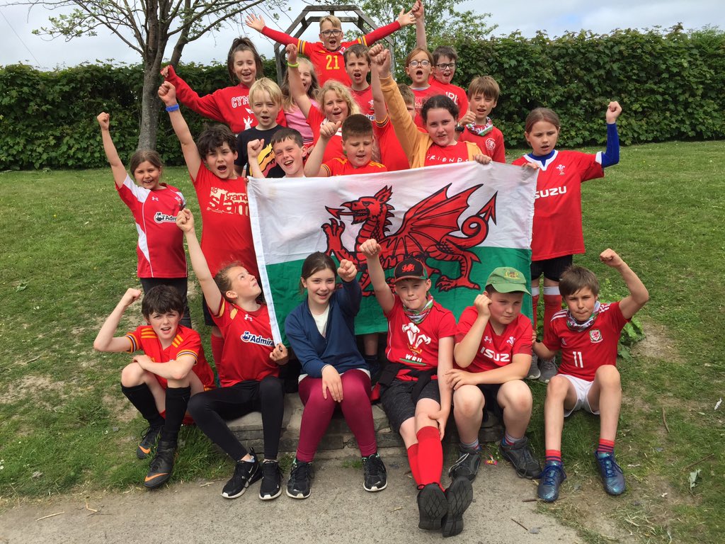 ffriddyllyn's tweet image. Pob lwc i Gymru heno o Ffridd y llyn. #Euro2020