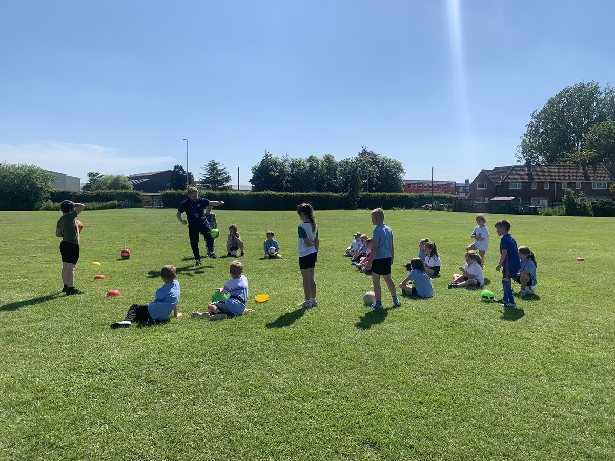 BraeburnPrimary's tweet photo. After school clubs are in full swing here at @BraeburnPrimary and the sun is shining ☀️ @eboractrust @DynamosCricket #spyclub #cricketclub #footballclub #chromezone https://t.co/CUhg3k7fNZ
