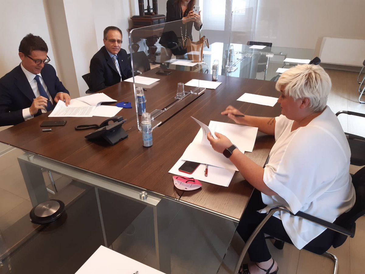 Firmiamo un accordo che innova in profondità e rafforza il #CCNLDirigenti #Terziario <a href="/manageritalia/">Manageritalia</a>
<a href="/Confcommercio/">Confcommercio</a> 
Manager e imprese per una rapida ripartenza del Paese