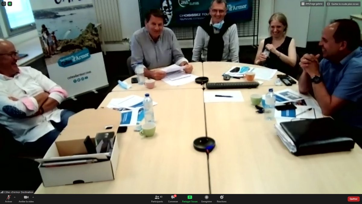 En clôture de l’AG, Serge Dalibot, jeune retraité de CAD reçoit la médaille du tourisme. Une récompense pour saluer une carrière au service du #Tourisme et des #cotesdamor