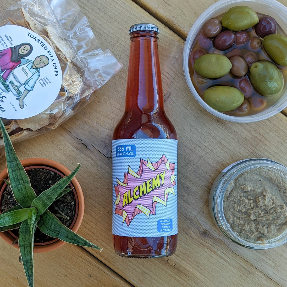 RedtailPEC's tweet image. Seriously upping our snack game on the crushpad this summer 👌 

Toasted pita chips, creton, and marinated olives pair with EVERYTHING 🤤 Find them + more on our new tasting bar menu, available 7 days a week 10am-5pm. See you soon!