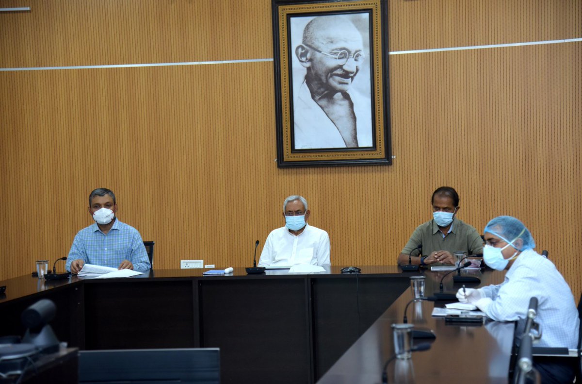 NitishKumar's tweet photo. स्पोर्ट्स यूनिवर्सिटी के संबंध में प्रस्तावित विधेयक पर अपने सहयोगियों के साथ चर्चा की। राज्य में स्पोर्ट्स यूनिवर्सिटी की स्थापना से खेलों को काफी बढ़ावा मिलेगा और बेहतर प्रशिक्षण दिया जा सकेगा। इसमें न्यूनतम एक तिहाई सीट छात्राओं के लिए आरक्षित की जाएगी।
https://t.co/pMYE6uxTLX https://t.co/yG0pyD6ZwX